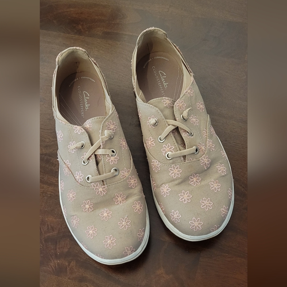 Clarks Women's Beige Floral Lace-Up Sneakers